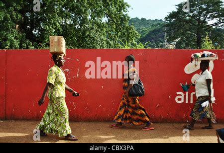 Africa, Sierra Leone, Freetown. Women standing in front of a food market Stock Photo - Alamy