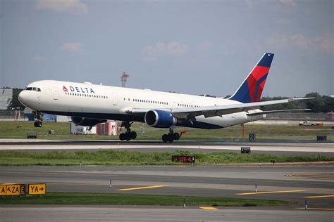 Boeing 767-400ER (764) Seat Maps, Specs Amenities Delta Air Lines ...