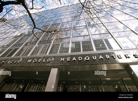 Pfizer World Headquarters in midtown in New York Stock Photo: 43265128 - Alamy