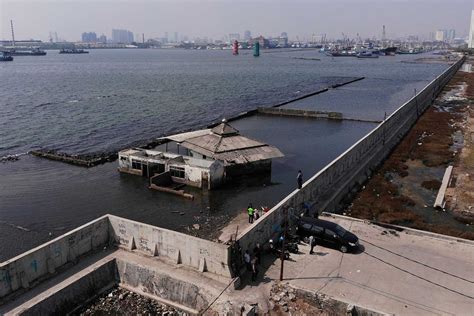 Bangkok Post - Sinking Jakarta needs giant sea wall: Indonesia president