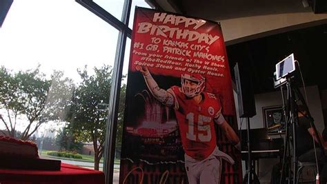 Fans sign big birthday card for Patrick Mahomes