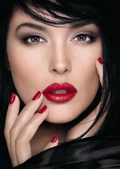 Bold Red Lipstick Tutorial Step by Step for Christmas - Galstyles.com