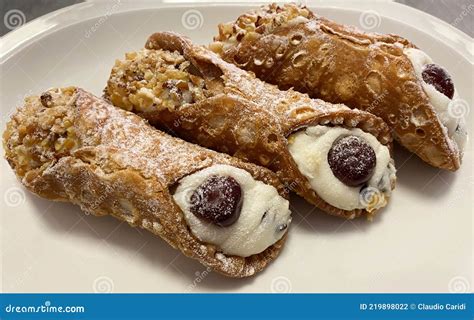 Sweet Cannoli Siciliani, Sicilian Cannoli. Traditional South Italian ...