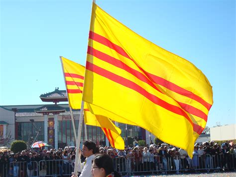 File:South Vietnamese flag parade.jpg - Wikimedia Commons