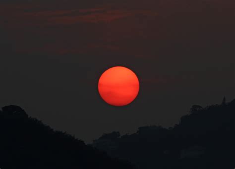 Why Is The Sun Red Tonight 2024 - Garnet Michaelina