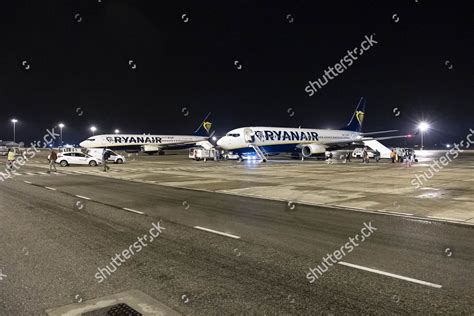 Night View Boeing 787800 Aircraft Boeing Editorial Stock Photo - Stock ...