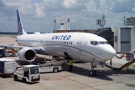 Review: United 737 MAX 9 First Class From Orlando to Houston