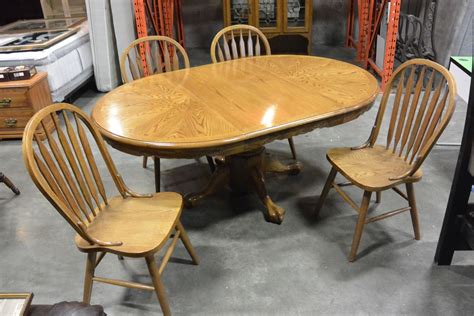 ROUND OAK DINING TABLE WITH LEAF AND 4 CHAIRS