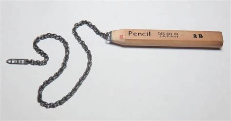 Artist Hand-Carves a Tiny Delicate Chain from Pencil Lead