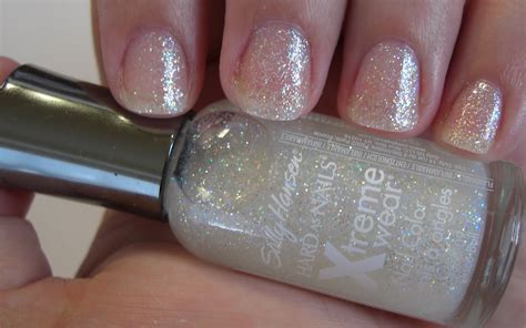 glitter obsession: Sally Hansen Xtreme Wear Disco Ball and White On