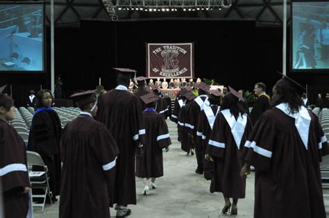 Killeen graduates urged to look forward with confidence | Education ...