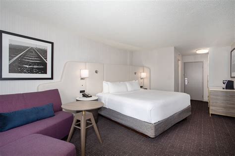 Crowne Plaza Kansas City Downtown, an IHG hotel Concierge: Pictures ...