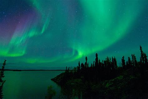 Aurora Borealis Canada | Yellowknife Northern Lights Tours | Explorer Hotel