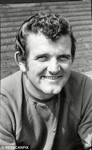 Former Liverpool goalkeeper Tommy Lawrence dies at 77 | Daily Mail Online