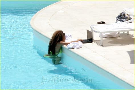 Beyonce Checks Up On It: Photo 193081 | Beyonce Knowles, Bikini, Jay Z ...