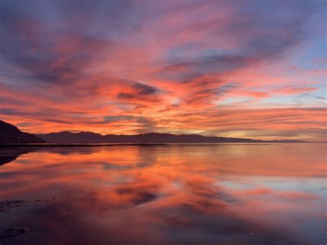 Sunset over the Great Salt Lake in Utah [OC] | Utah lakes, Sunset, Sunset photography