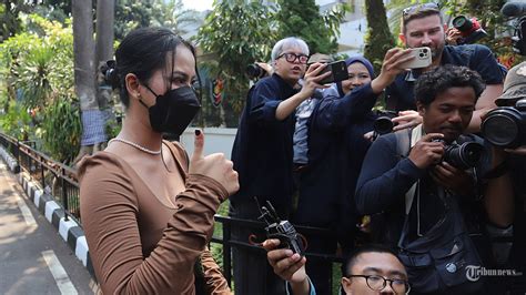 Penampilan Siskaeee saat Jalani Pemeriksaan Polisi Curi Perhatian, Baju Lengan Panjang Ketat ...