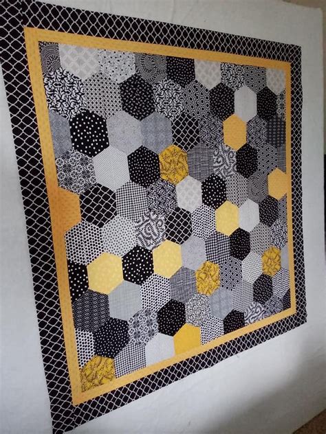 Modern Hexagon Quilt, In the making | Hexagon quilt pattern, Hexagon quilt, Quilt patterns