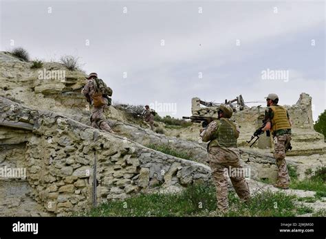 Army soldier performing military maneuvers on the battlefield Stock Photo - Alamy