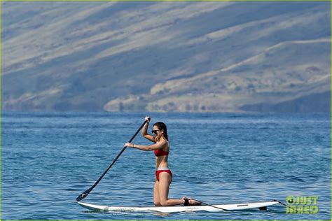 Photo: hailee steinfeld paddle boarding hawaii 33 | Photo 4004791 ...