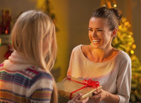 A Guide to Giving Holiday Gifts to Your Roommates