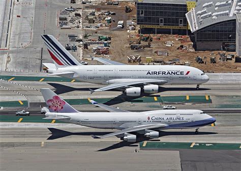 Comparación de tamaño de Airbus A380 y Boeing 747 en pista fondo de pantalla | Pxfuel