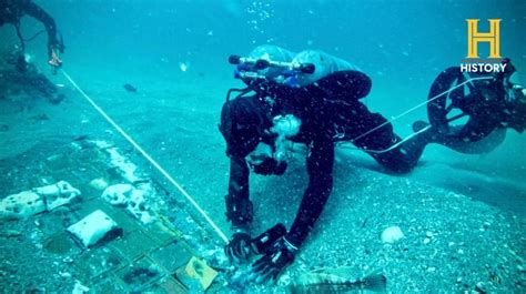 Debris from destroyed Space Shuttle Challenger found on ocean floor 36 years on | CBC News