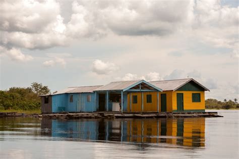 Premium Photo | Floating houses in amazon river - manaus - brazil