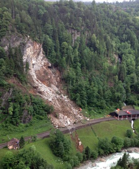 A fatal rockslide in Switzerland with major economic impacts - The ...