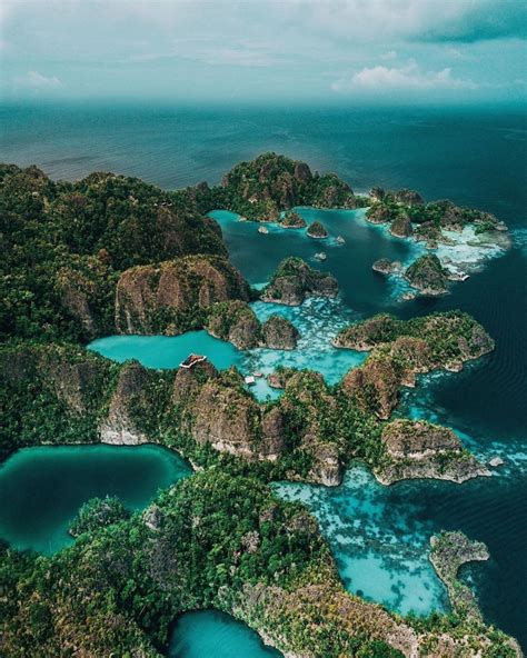 Kepulauan Raja Ampat: Lokasi, Rute, Tiket dan Paket Tur