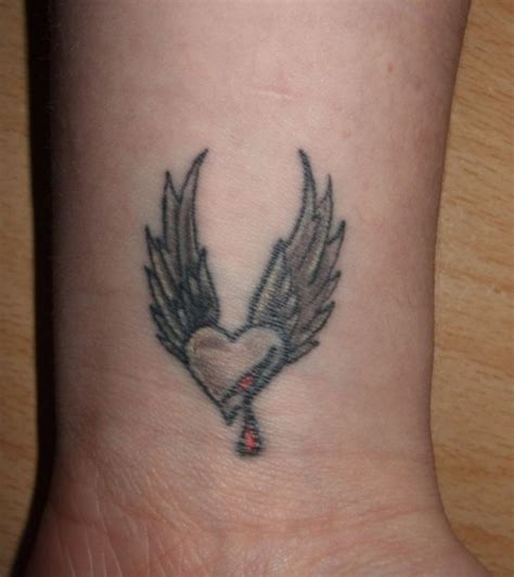 Heart Tattoos on Wrist Designs, Ideas and Meaning | Tattoos For You