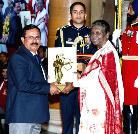 President Droupadi Murmu confers Dronacharya Award 2022 to Dinesh Jawahar Lad