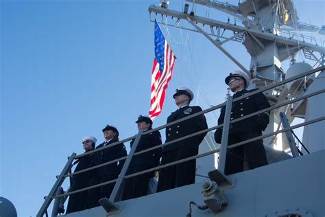 DVIDS - Images - USS Mason (DDG 87) Return to Homeport [Image 3 of 4]