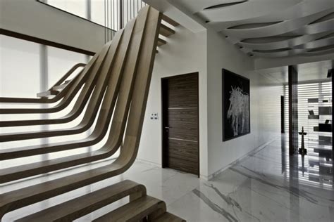 A Sculptural Staircase With Two Flights of Stairs That Connect Seamlessly