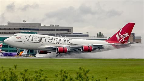 Impressive B747 landing on a Wet Runway at Manchester Airport - YouTube