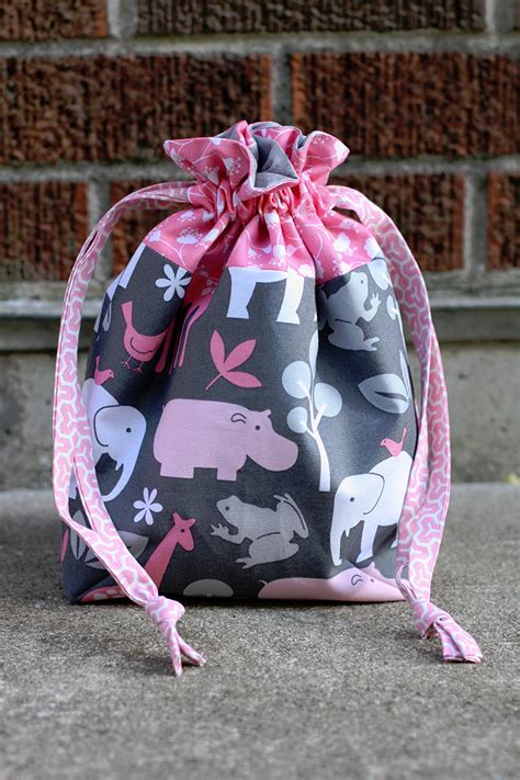 Lined Drawstring Bag Tutorial | Drawstring bag tutorials, Drawstring bag diy, Knitting project bag