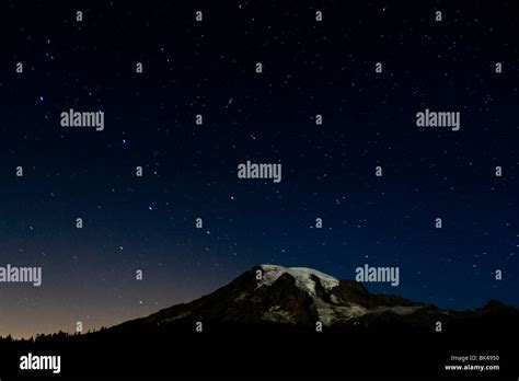 Night shot of Mount Rainier with stars in the night sky Stock Photo - Alamy