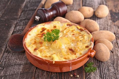 Patate al forno gratinate al formaggio - Ricetta di Fidelity Cucina