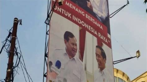 Baliho Prabowo-Jokowi: Ketika Capres Berebut Restu Jokowi