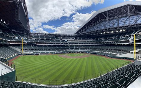 Enjoy this gorgeous picture of Globe Life Field. Roof was open today ...