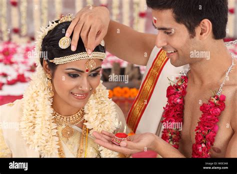 Indian couple performing Sindoor Daan ceremony in malayalee wedding ...