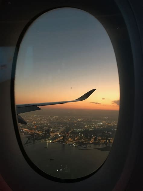 𝙿 𝙸 𝙽 𝚃 𝙴 𝚁 𝙴 𝚂 𝚃 ☾ @𝚜𝚘𝚙𝚑𝚒𝚎𝚕𝚒𝚕𝚢𝚎𝚌𝚘 Pretty plane window passing over sunset of Qatar x Sky ...