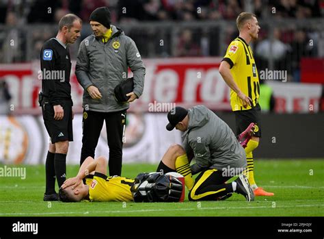 Nico Schlotterbeck Borussia Dortmund BVB (04) Injury, injured, referee ...