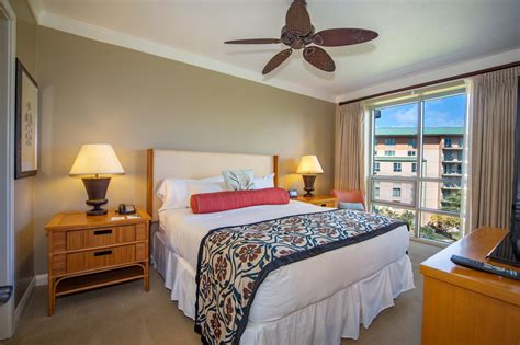 Rooms & suites with ocean views | Outrigger Honua Kai Resort & Spa