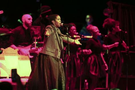 Lauryn Hill on stage | Winnipeg Sun