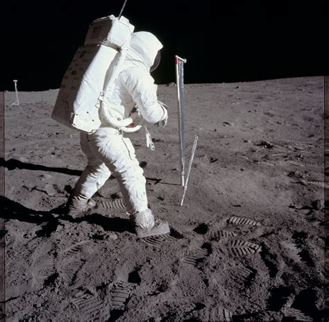 Photo Of Neil Armstrong's Spacesuit Doesn't Match Footprints On The Moon - Elite Readers