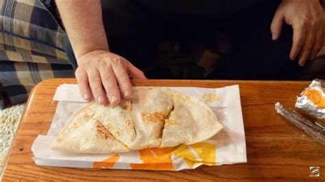 Taco Bell Breakfast Quesadilla (Shot in 4K) - YouTube