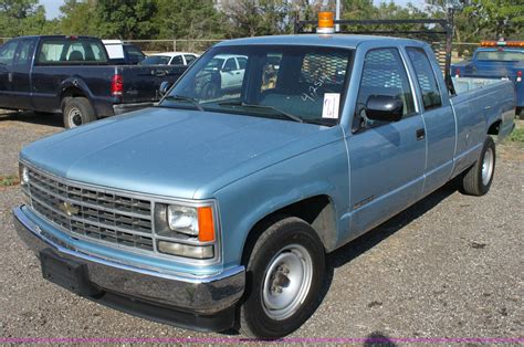 1989 Chevrolet C2500 extended cab pickup truck in Wichita, KS | Item B7328 sold | Purple Wave