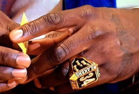 Shaq wears Lakers championship ring to Heat ceremony