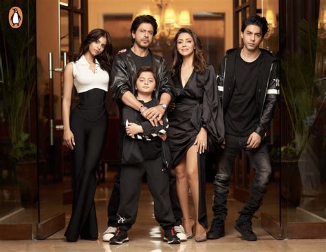 lastest family picture of SRK, Gauri, Aryan, Suhana and AbRam : r/BollyBlindsNGossip